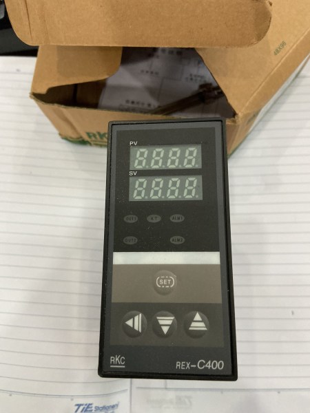 Đồng hồ đo báo nhiệt độ REX C400 - Dây Curoa Thiên Lộc - Công Ty TNHH Sản Xuất Thương Mại Vật Tư Thiên Lộc